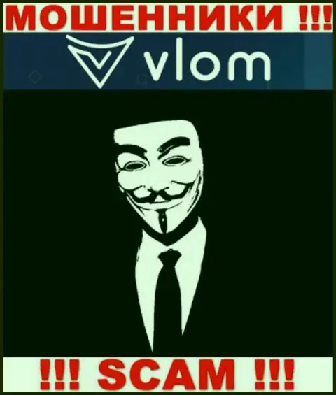 Инфы о руководителях конторы Vlom Com найти не удалось - именно поэтому весьма опасно взаимодействовать с данными мошенниками